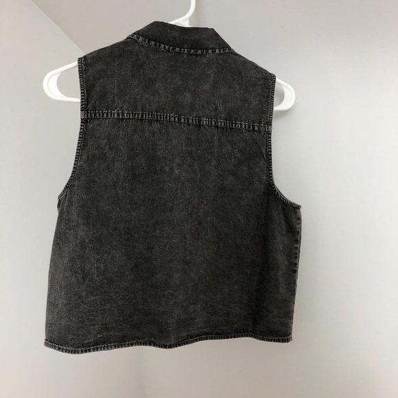 Grey Sleeveless Button Up Top - Picture 3 of 8